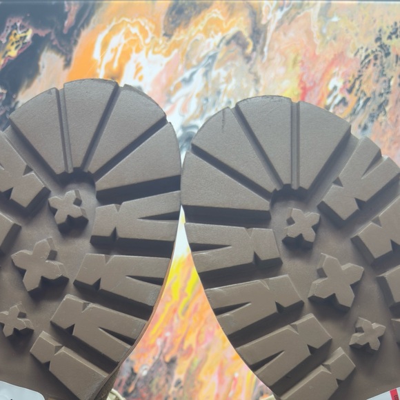 Steve Madden Reyen Platform Boot in Oatmeal Suede SZ7 - Picture 6 of 7